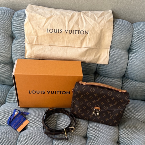 Louis Vuitton authentic pouchette metis Monogram Crossbody with Gold Hardware - Picture 13 of 13